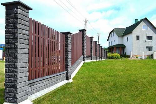 Установка 3д забора на склоне. Забор на участке с уклоном: варианты