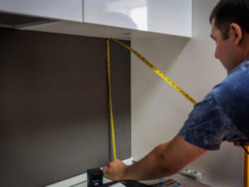 Как крепить кухонный фартук на обои. Как крепить фартук на стену?