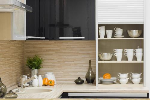 Установка фартука на саморезы. Как прикрепить кухонный фартук из МДФ: обзор методов