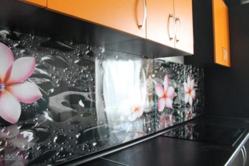 Как установить кухонный фартук из пластика. Как прикрепить пластиковый фартук на кухне своими руками