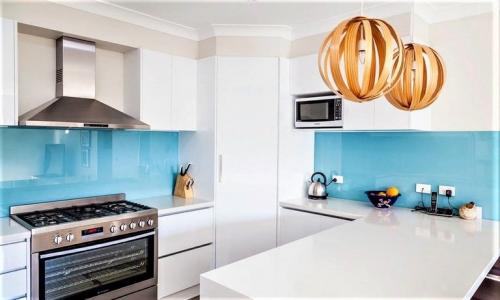 Кухонный фартук без плитки. Критерии выбора материала для кухонного фартука 37 Кухонный фартук без плитки. Критерии выбора материала для кухонного фартука 37