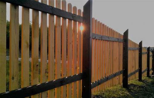 Установка 3д забора на склоне. Забор на участке с уклоном: варианты