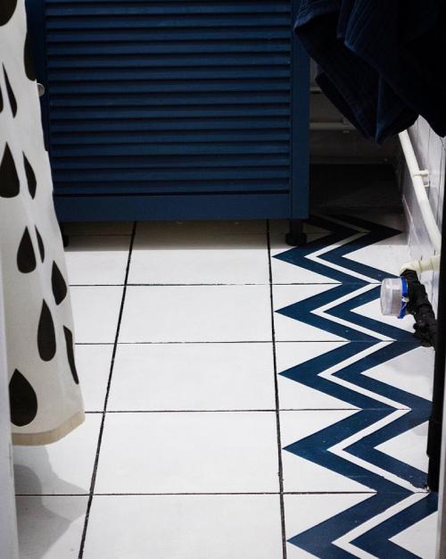 Не снимая старую кафельную плитку. Как обновить плитку в ванной не меняя ее и не снимая: самые лучшие варианты, как дать новую жизнь старой кафельной плитке, 105 фото