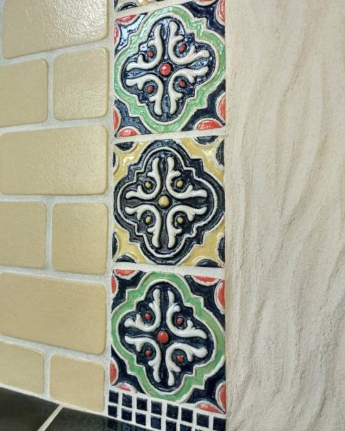 Не снимая старую кафельную плитку. Как обновить плитку в ванной не меняя ее и не снимая: самые лучшие варианты, как дать новую жизнь старой кафельной плитке, 105 фото