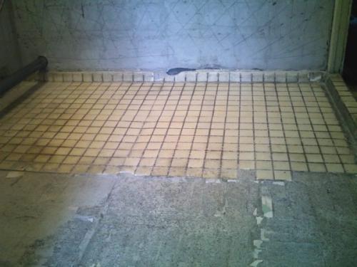 Чем закрыть старую плитку на полу. Почему вопрос об укладке плитки поверх старой актуален?