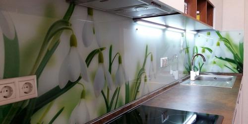 Как крепить фартук на кухне на обои. Способы самостоятельной установки кухонного фартука