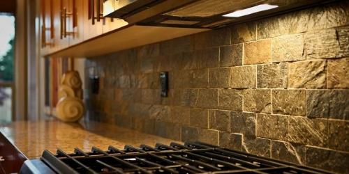 Как крепить фартук на кухне на обои. Способы самостоятельной установки кухонного фартука