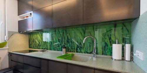 Как крепить фартук на кухне на обои. Способы самостоятельной установки кухонного фартука