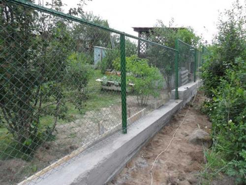 Забор в частном доме своими руками. Забор своими руками: разновидности конструкций и креплений, поэтапная инструкция, как сделать забор своими руками (фото + видео)