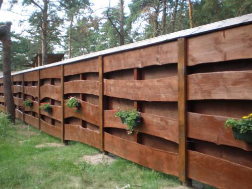 Забор своими руками из подручных материалов. Заборы для дачи своими руками дешево