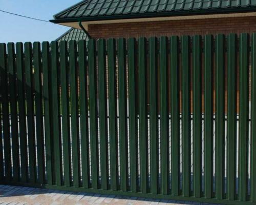 Забор в частном доме своими руками. Забор своими руками: разновидности конструкций и креплений, поэтапная инструкция, как сделать забор своими руками (фото + видео)