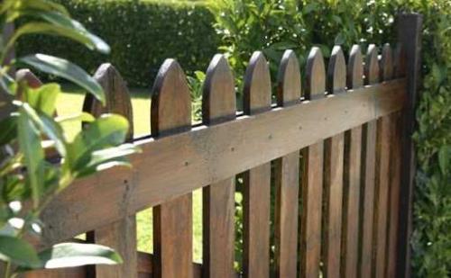 Деревянный забор своими руками дешево. Деревянный забор для дачи — простая инструкция по сооружению своими руками, схемы установки и отделки. Разновидности породы дерева и конструкции забора
