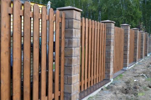 Деревянный забор в деревне. Простые варианты деревянных заборов