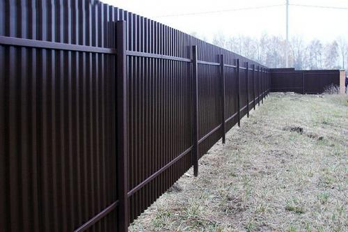 Как сделать забор из профнастила подешевле своими руками. В чем преимущества строительства забора из профилированного листа? 01