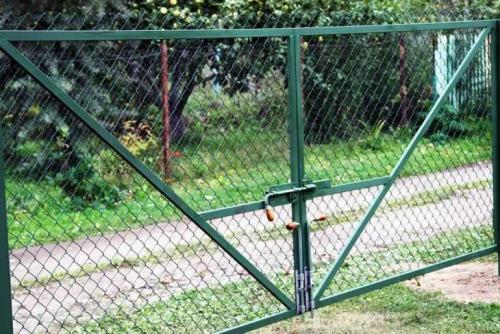 Идеи для забора своими руками. Забор из сетки-рабицы