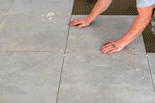 Как положить плитку на деревянный пол ванной. Как провести ремонт старых лагов и положить новые 09