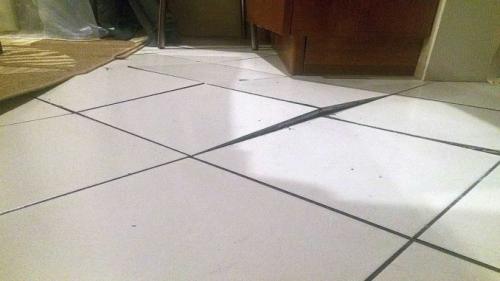 Как положить плитку на деревянный пол в частном доме. Сложности при укладке плитки