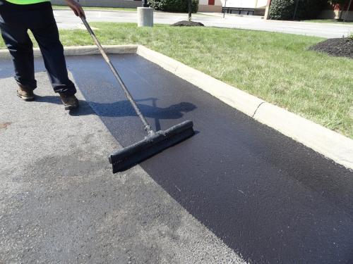 Нужно ли проливать битумом щебень перед укладкой асфальта. Укладка асфальта