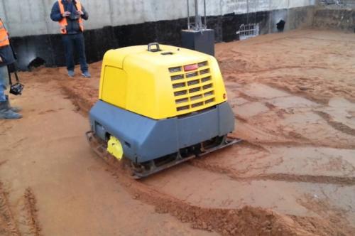 Нужно ли проливать песок перед укладкой тротуарной плитки. Укладка тротуарной плитки своими руками: пошаговая инструкция 11