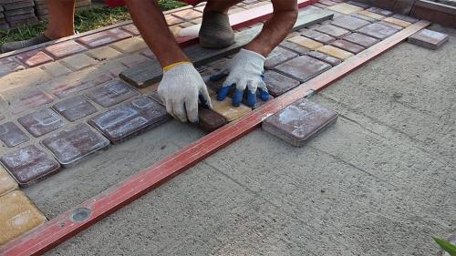 Укладка тротуарной плитки на песок без цемента своими руками. Как обойтись без цементной смеси при укладке тротуарной плитки