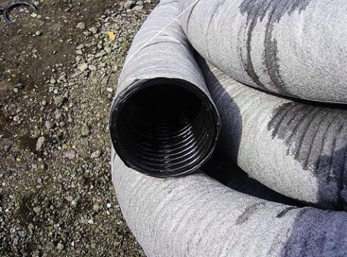 Соединение дренажной трубы с колодцем. Выбор дренажных труб