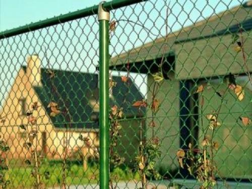 Забор недорого и красиво. Забор из профнастила: долговечный и неприхотливый 03