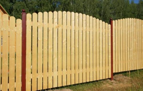 Красивый недорогой забор для дома. Деревянный забор