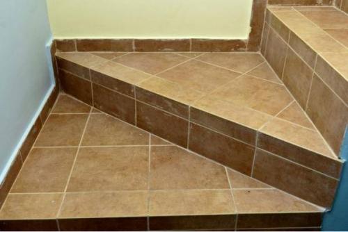 На что кладут плитку на улице на ступеньки. Как правильно укладывать плитку на ступеньки