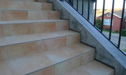 На что кладут плитку на улице на ступеньки. Как правильно укладывать плитку на ступеньки