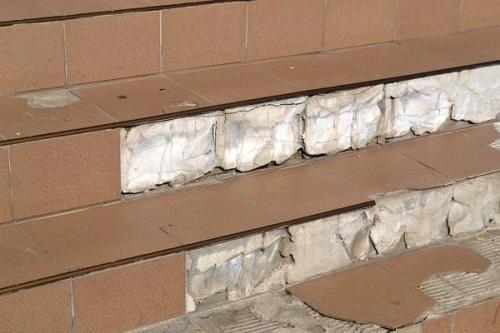 На что кладут плитку на улице на ступеньки. Как правильно укладывать плитку на ступеньки