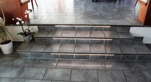 На что кладут плитку на улице на ступеньки. Как правильно укладывать плитку на ступеньки