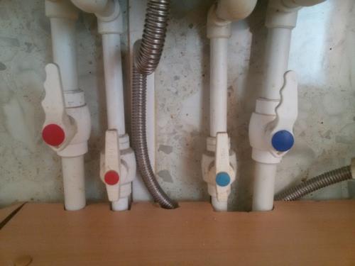 Пластиковые краны для воды, как перекрыть. Как поменять кран под давлением: как быстро и просто произвести замену поломавшегося крана