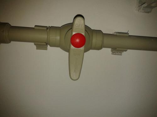 Пластиковые краны для воды, как перекрыть. Как поменять кран под давлением: как быстро и просто произвести замену поломавшегося крана