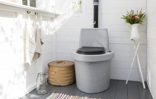 Как украсить уличный туалет снаружи. Туалет для дачи — постройка своими руками и интеграция в ландшафтный дизайн (115 фото)