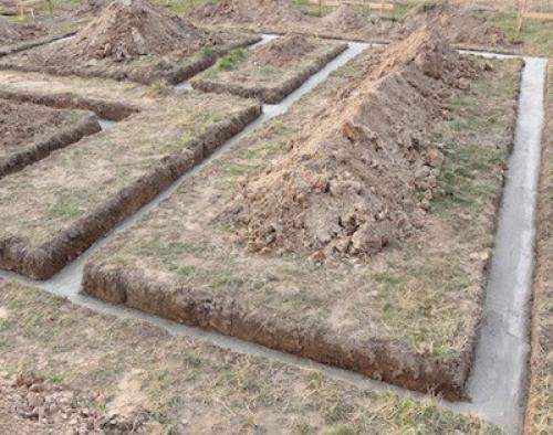 Материалы для строительства список. Каждый тип строительных материалов имеет узкое назначение. Его использование является строго регламентированным, поскольку при возведении сооружений требуется проведение точных расчетов. В противном случае строение может обрушиться, покрыться трещинами, перекоситься.