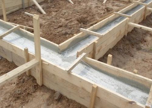 Материалы для строительства список. Каждый тип строительных материалов имеет узкое назначение. Его использование является строго регламентированным, поскольку при возведении сооружений требуется проведение точных расчетов. В противном случае строение может обрушиться, покрыться трещинами, перекоситься.