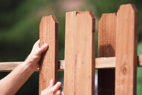Забор своими руками дешево в частном доме. Как сделать забор — советы по выбору материала и особенности постройки популярных видов заборов (115 фото)