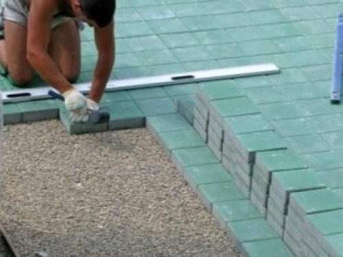 Как кладут тротуарную плитку на даче. Способы 01