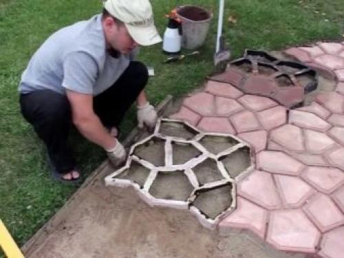 Как кладут тротуарную плитку на даче. Способы 03