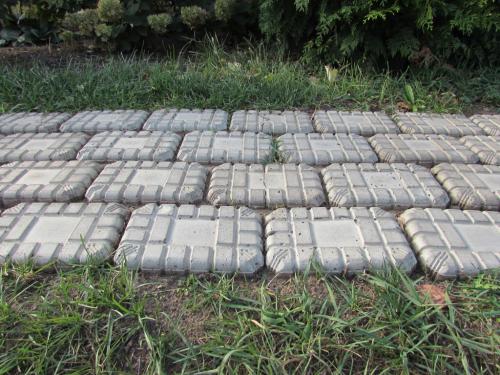 Тротуарная плитка на даче своими руками. Как уложить самодельную тротуарную плитку на даче: пошаговая инструкция