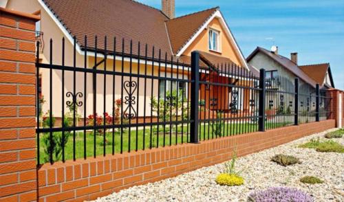 Забор своими руками не, как у всех интересные идеи. Кирпичные ограждения