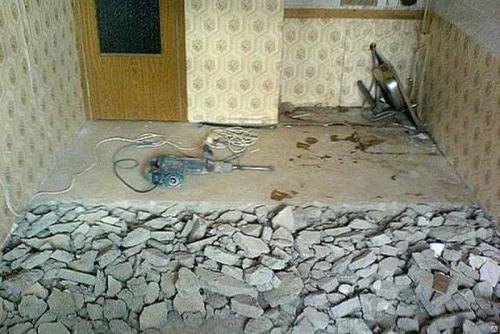 Демонтаж пола. Демонтаж полов в квартире: слом старой цементно-песчаной стяжки