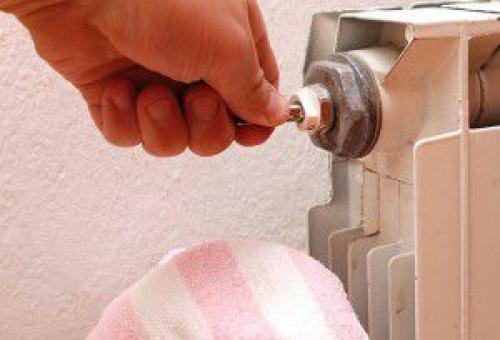 Как спустить воздух с батареи с терморегулятором. Устранение воздушной пробки