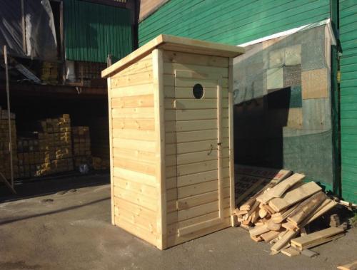 Как украсить уличный туалет снаружи. Туалет для дачи — постройка своими руками и интеграция в ландшафтный дизайн (115 фото)