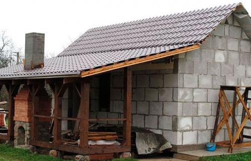 Баня с комнатой отдыха и верандой. Баня с террасой на свайном фундаменте 01 Баня с комнатой отдыха и верандой. Баня с террасой на свайном фундаменте 01