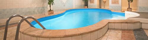 Отдых и уход за собой: как создать баню под одной крышей с бассейном 07 Отдых и уход за собой: как создать баню под одной крышей с бассейном 07