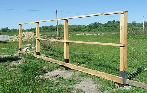 Какой забор поставить на даче недорого. Выбор материала для изготовления своими руками