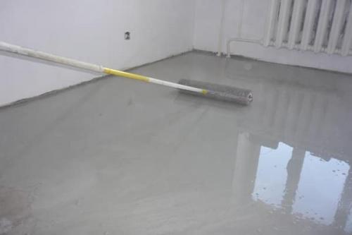 Что положить под линолеум на неровный деревянный пол. Заливание деревянного основания самовыравнивающейся смесью