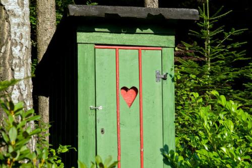 Можно ли использовать самый простой дачный туалет для длительного хранения. Как устроить дачный туалет, не требующий чистки
