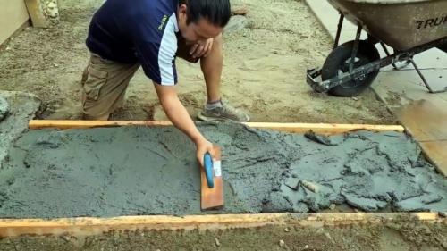 Как сделать мощеную садовую дорожку из цемента своими руками 02